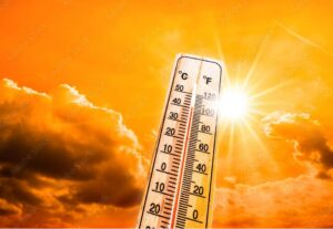 Foto cielo estivo assolato e termometro con temperature alte