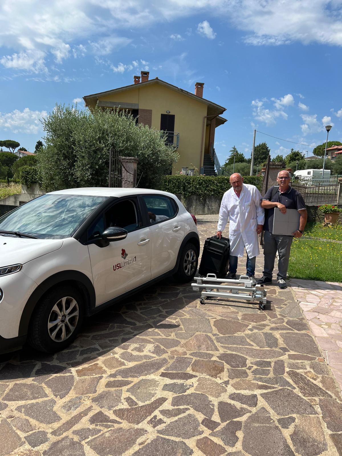 foto radiologi che si recano al domicilio di un paziente per effettuare esame di radiologia 4450