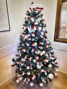 immagine dell'albero realizzato negli uffici della direzione aziendale e dedicato alle donne vittime di violenza