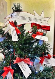 immagine del puntale dell'albero di natale dedicato alle donne vittime di violenza