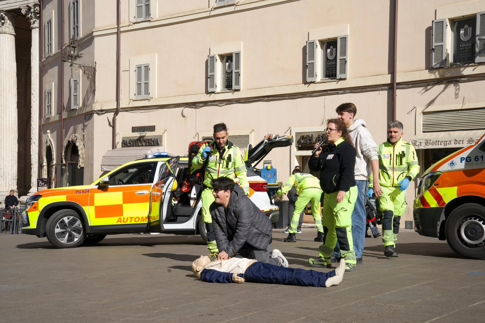 img title Esercitazioni di primo soccorso in piazza del comune Assisi