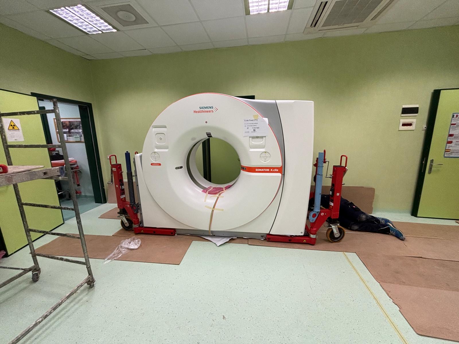 img title Nuova tac di pantalla in fase di installazione