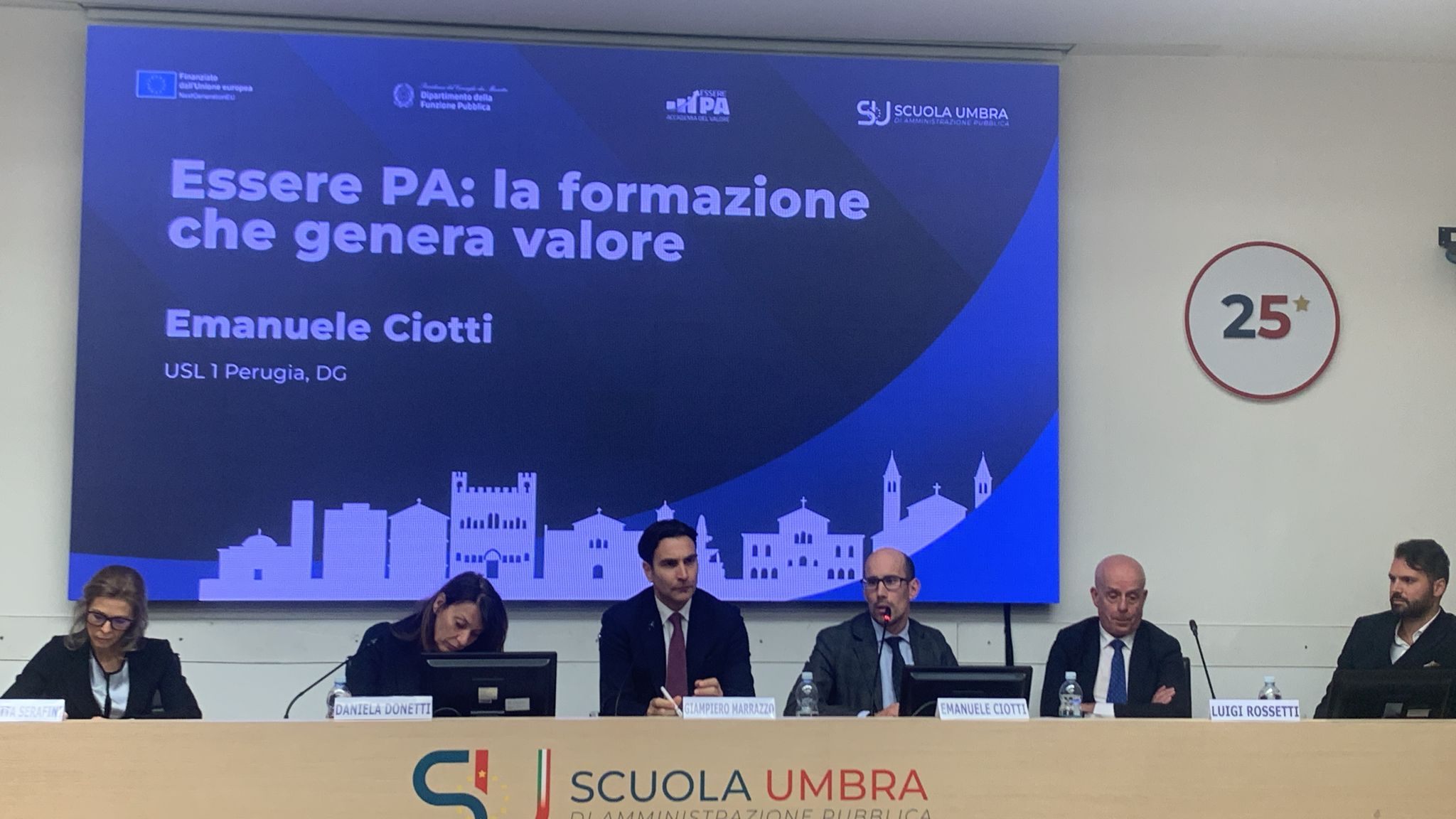 img title Tavola rotonda o convegno con relatori e proiezione della slide: