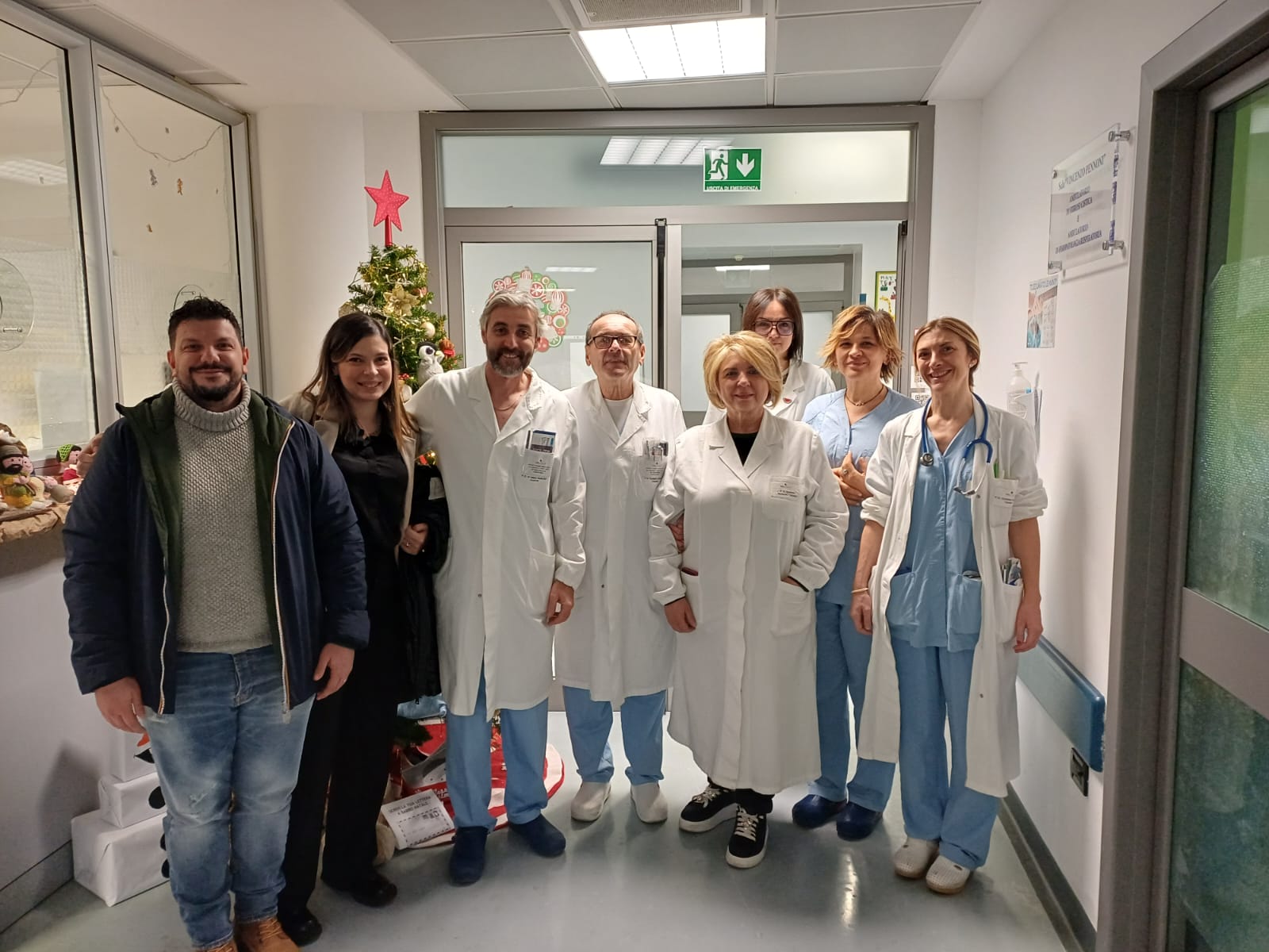 img title Foto di gruppo del personale medico e dei donatori nel Centro regionale di Fibrosi Cistica dell’Ospedale di Gubbio-Gualdo Tadino.