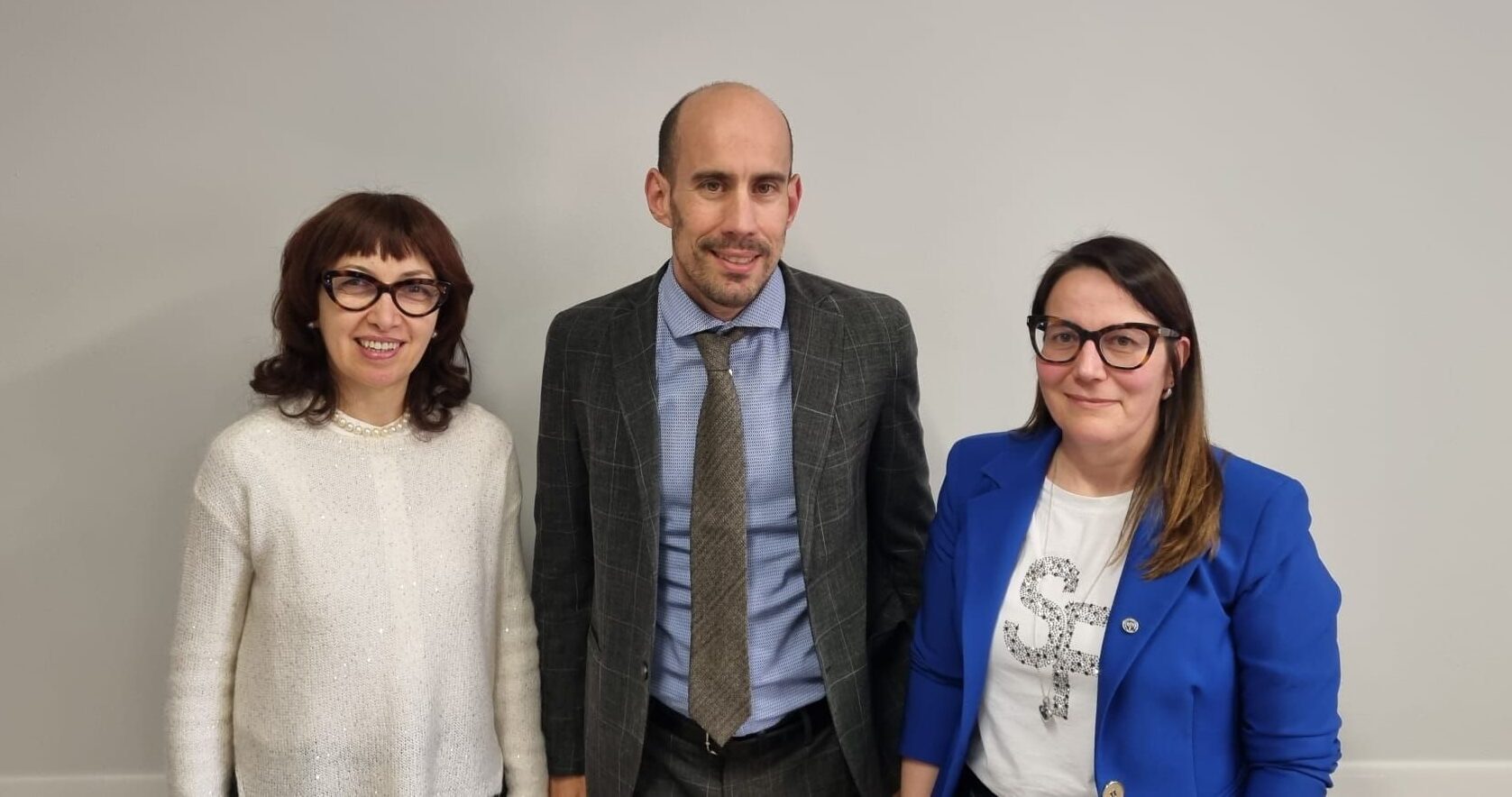 Da sinistra: Roberta Alagna, Emanuele Ciotti e Laura Berretta posano insieme dopo l'incontro istituzionale tra Usl Umbria 1 e l'Ordine degli Psicologi dell'Umbria.