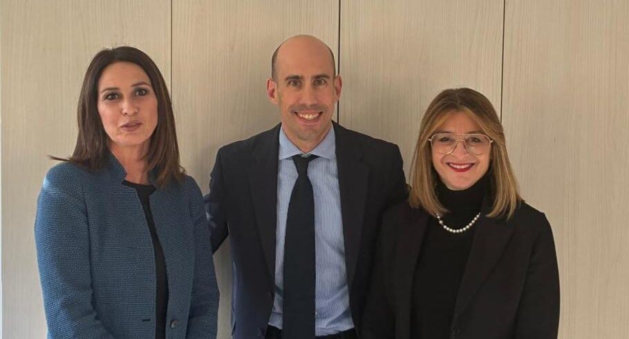 Da sinistra: Benedetta Balucani, Emanuele Ciotti e Silvia Arnone posano insieme per la presentazione del progetto di digitalizzazione della nutrizione clinica dell'Usl Umbria 1