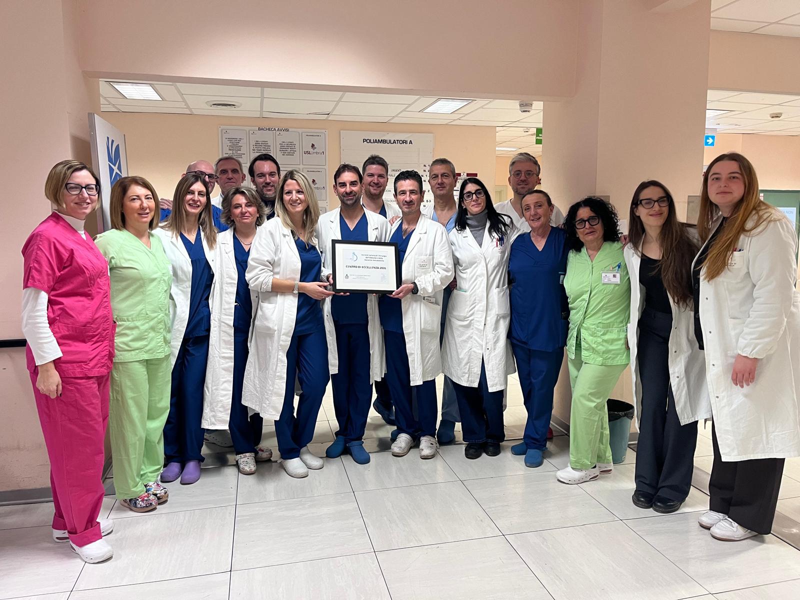 img title L'équipe multidisciplinare della Chirurgia dell'obesità di Città di Castello mostra la targa di