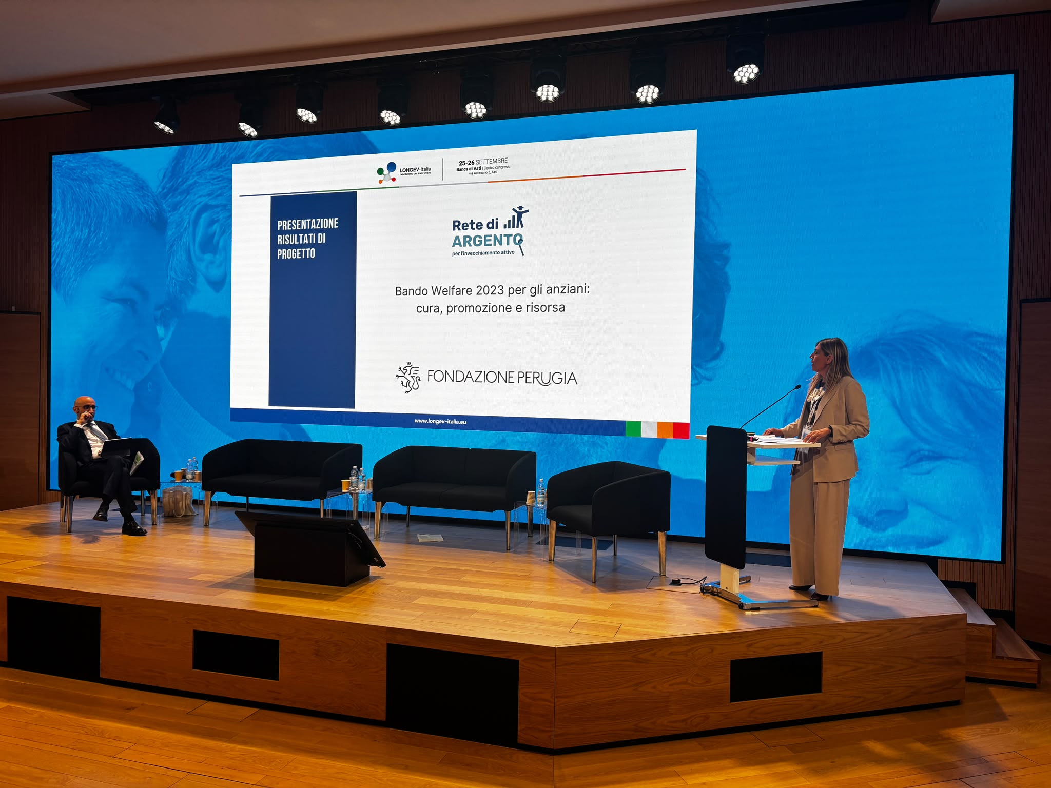 img title Maria Grazia Brancaleoni interviene al podio durante la presentazione sulla popolazione over 65 del Trasimeno.