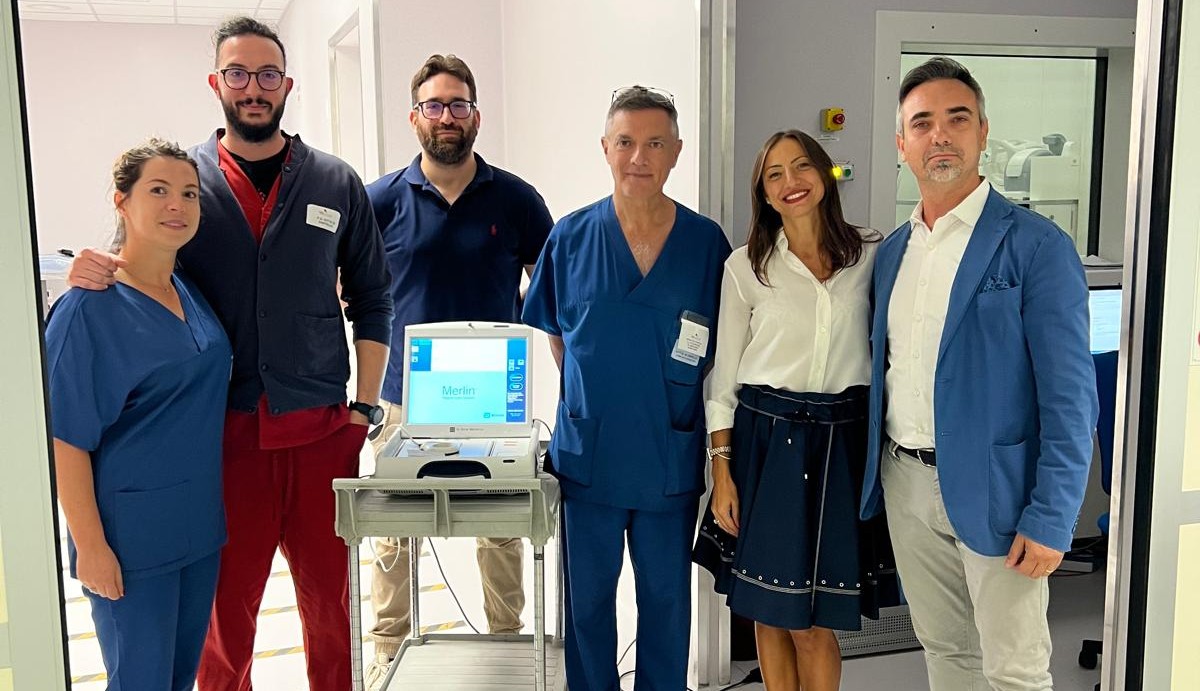 I professionisti sanitari della Usl Umbria 1 (cardiologi, radiologi e tecnici) con la strumentazione 'Merlin' per la riprogrammazione dei pacemaker prima della risonanza magnetica presso l'ospedale di Città di Castello.